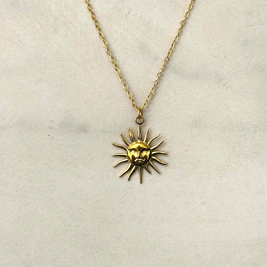 Sonnen-Halskette – goldener Akzent mit Summer-Vibes