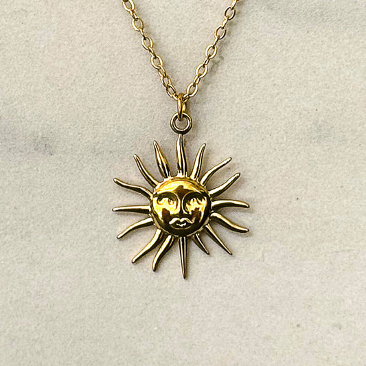 Sonnen-Halskette – goldener Akzent mit Summer-Vibes